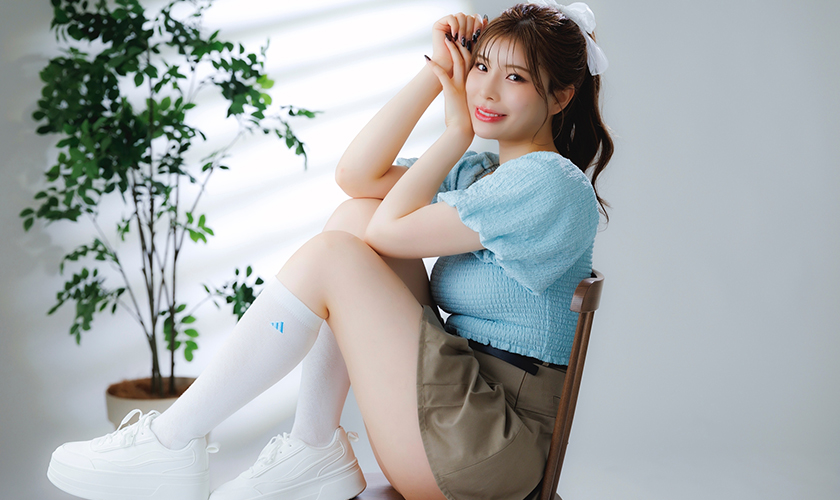 ダブルピースの女の子