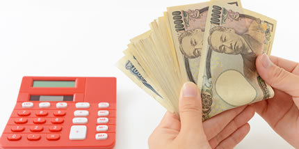 一万円札を数える人と電卓