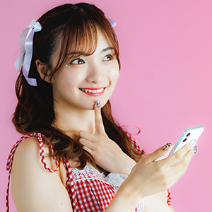 パソコンで面接する女性